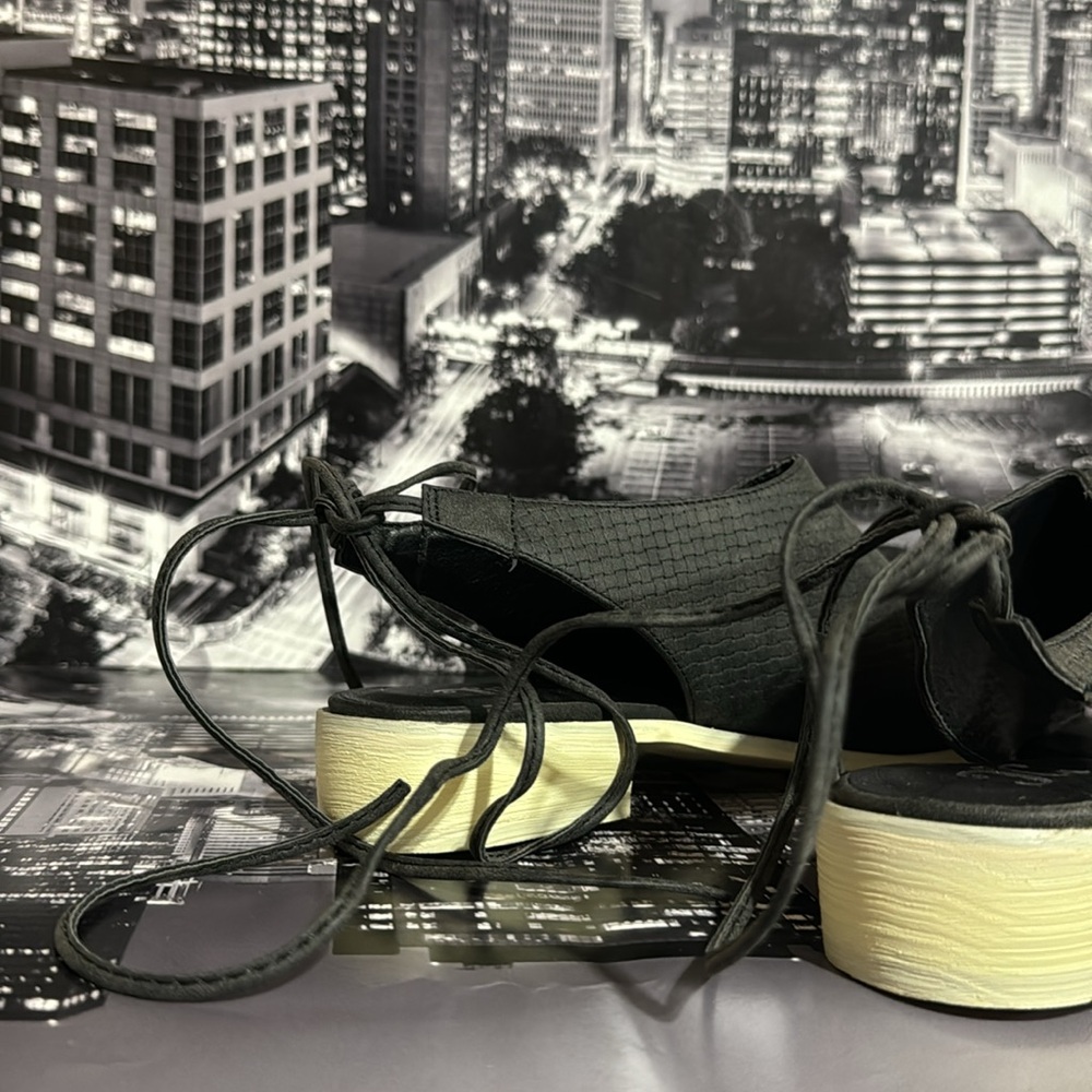 Journee Collection Peep Toe Flats - Picture 7 of 9